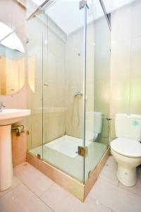 Koupelna v ubytování Cozy Central - Gym & Spa Srvcs