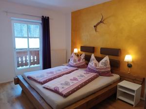 A bed or beds in a room at Hintererhof