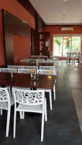 Ivy Bliss Studio with Private Pool, B 05, Karjat的休息区
