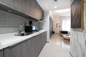 a kitchen with a sink and a bathroom with a tub at شقة استوديو فاخرة في الزاهية الشارقة - cozy Studio in Sharjah