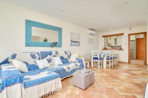 a living room with a couch and a table at La Casita Azul in Almuñécar