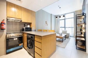 Kuchyň nebo kuchyňský kout v ubytování 1-Bedroom With Living Room Apartment in Al Mamsha - Golden horn