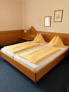 Postel nebo postele na pokoji v ubytování Donau-Rad-Hotel Wachauerhof