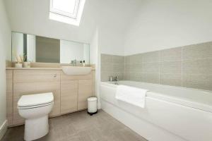 une salle de bain avec toilettes, baignoire et lavabo dans l'établissement Village Green - Kingsbarns, à Kingsbarns 9 autres photos