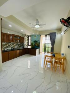 Η κουζίνα ή μικρή κουζίνα στο Swanbay - Căn Hộ Shophouse 3 PN +49 φωτογραφίες