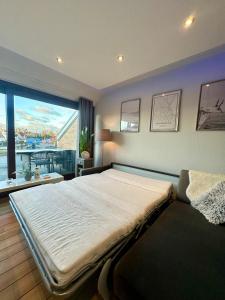 a bedroom with a large bed and a large window at Ferienwohnung Strandperle - nur 150m zum Strand in Scharbeutz