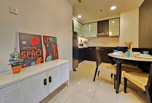 a kitchen and dining room with a table and a dining room at Sunway Resort Suite #29 1- 6paxs Sunway Lagoon Pyramid in Petaling Jaya