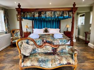 Posezení v ubytování Burtree Country House, Tipi's, Treehouse & Lodge & house rooms with hot tubs in a private garden