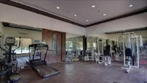 卡尔贾特Ivy Bliss Studio with Private Pool, B 06, Karjat的大型客房内的健身房,配有健身器材