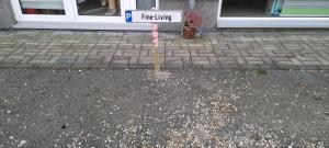a sign that says fire king on a street at Fine Living - Zentral nahe A2 mit Parkplatz Küche Arbeitsplatz in Peine