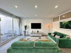 Televisyen dan/atau pusat hiburan di Quarteira Deluxe With Pool by Homing