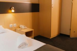 Postel nebo postele na pokoji v ubytování Economy Silesian Hotel