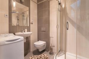 Phòng tắm tại Apartament KOLEJOVA 21 - przytulny apartament, blisko centrum +7 ảnh