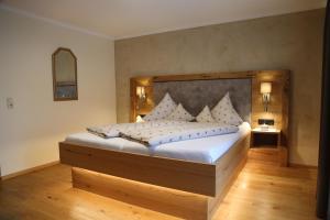 A bed or beds in a room at Pension&Appartements Marxenhof