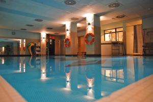 Bazén v ubytování Economy Silesian Hotel nebo v jeho okolí