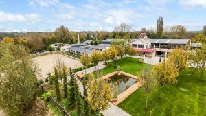 Una vista aérea de una casa con un gran patio. en Versailles 2, en Bailly