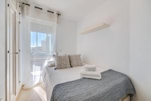 Łóżko lub łóżka w pokoju w obiekcie LXR La Carihuela Sea Views 3HAB