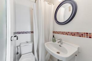 Łazienka w obiekcie LXR La Carihuela Sea Views 3HAB