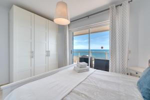 Łóżko lub łóżka w pokoju w obiekcie LXR La Carihuela Sea Views 3HAB