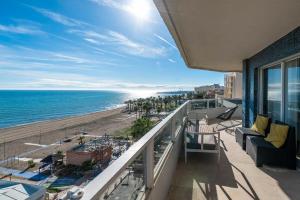 balkon z widokiem na plażę w obiekcie LXR La Carihuela Sea Views 3HAB w mieście Torremolinos