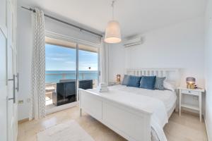 Łóżko lub łóżka w pokoju w obiekcie LXR La Carihuela Sea Views 3HAB