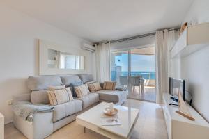 salon z kanapą i widokiem na ocean w obiekcie LXR La Carihuela Sea Views 3HAB w mieście Torremolinos