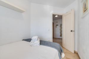 Łóżko lub łóżka w pokoju w obiekcie LXR La Carihuela Sea Views 3HAB