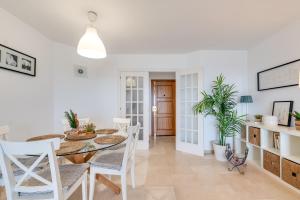 kuchnia i jadalnia ze stołem i krzesłami w obiekcie LXR La Carihuela Sea Views 3HAB w mieście Torremolinos