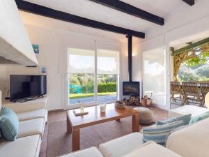 un soggiorno con un divano e un tavolo di Villa Es Cantell a Binisafua