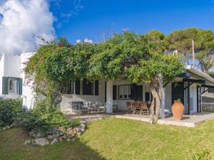 una casa con giardino e albero di Villa Es Cantell a Binisafua