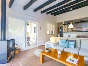 un soggiorno con un divano bianco e un tavolo di Villa Es Cantell a Binisafua