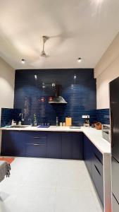 a large kitchen with blue tiles on the wall at Casa Juno in Aguada