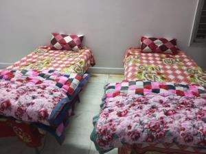 Postel nebo postele na pokoji v ubytování New Dev Homestay