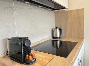 eine Küche mit einer Kaffeemaschine auf einer Theke in der Unterkunft Beautiful renovated studio in Castelldefels