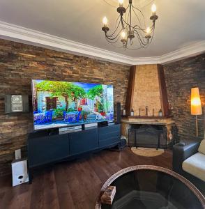 TV a/nebo společenská místnost v ubytování PalmsDreams Chalet en Alicante