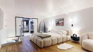 Un dormitorio blanco con una cama grande y un sofá. en Luxury house - 4P Versailles, en Bailly