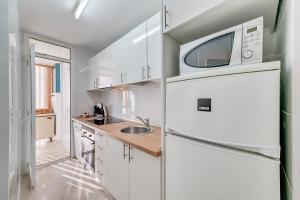 Kuchnia lub aneks kuchenny w obiekcie LXR La Carihuela Sea Views 3HAB