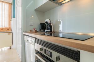 Kuchnia lub aneks kuchenny w obiekcie LXR La Carihuela Sea Views 3HAB
