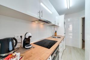 Kuchnia lub aneks kuchenny w obiekcie LXR La Carihuela Sea Views 3HAB