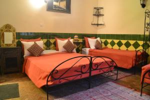 เตียงในห้องที่ Riad Hôtel Belleville Marrakech
