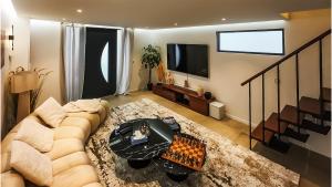 Una sala de estar con un sofá y un televisor. en Luxury house - 4P Versailles, en Bailly