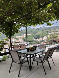 Ein Tisch und Stühle auf einem Balkon mit Aussicht in der Unterkunft Nonna Laura Adriatic dream apartment with sea view in Rabac