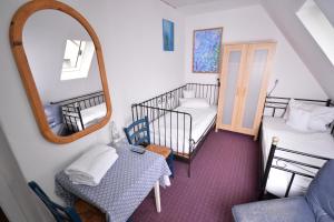 une petite chambre avec un lit et un miroir dans l'établissement Airportgästehaus Bremen, à Brême