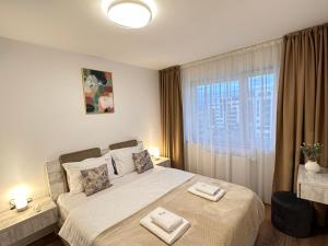 Postel nebo postele na pokoji v ubytování Coresi Mall Exclusive #Collection Apartments & Studios Brasov