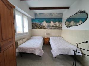 Łóżko lub łóżka w pokoju w obiekcie Agerre Goikoa Agroturismo