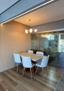 a dining room with a table and chairs at AP Premium COP30 in Belém +15 photos