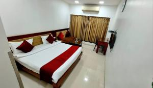 Ein Bett oder Betten in einem Zimmer der Unterkunft Hotel Raviraj, Chhatrapati Sambhaji Nagar