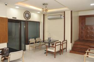 Ein Sitzbereich in der Unterkunft Hotel Raviraj, Chhatrapati Sambhaji Nagar
