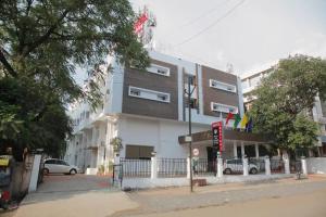 ein Gebäude an der Ecke einer Straße in der Unterkunft Hotel Raviraj, Chhatrapati Sambhaji Nagar in Aurangabad
