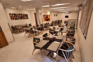Ein Sitzbereich in der Unterkunft Hotel Raviraj, Chhatrapati Sambhaji Nagar